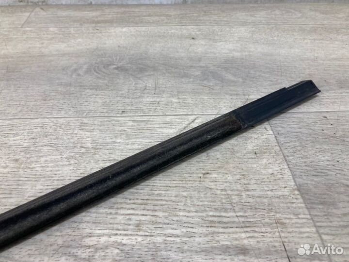 Накладка стекла передняя левая Skoda Superb седан