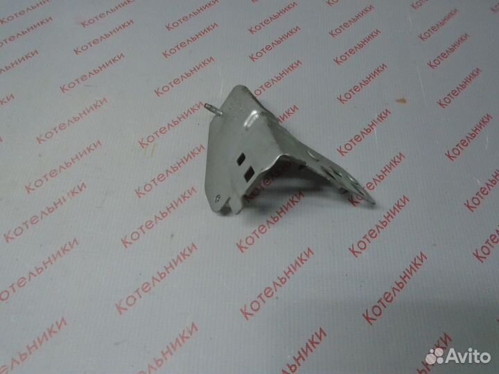 Nissan 62293-BV030 Кронштейн левый