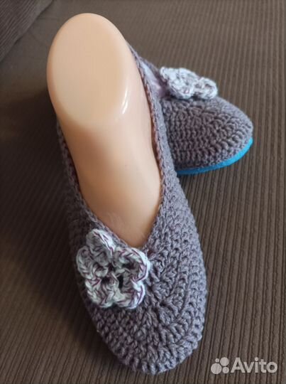 Домашние тапочки связаны крючком