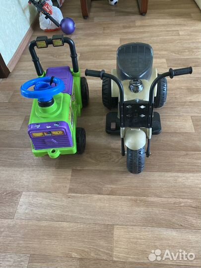 Детский мотоцикл и трактор