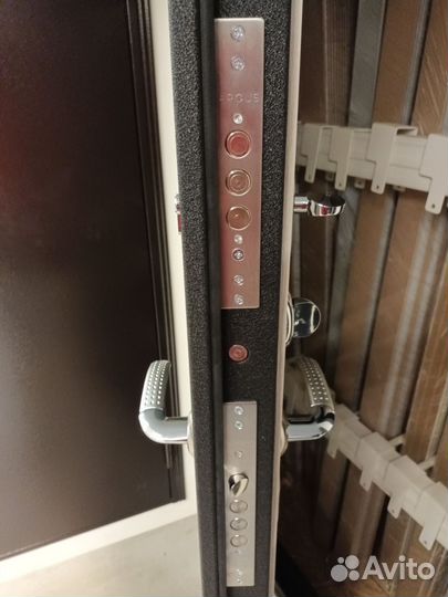 Дверь входная металлическая новая