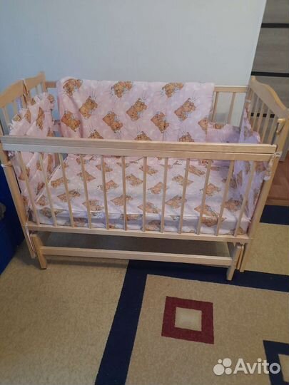Детская кроватка с маятником