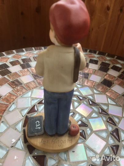 Статуэтка Мальчик с книгами и яблоком