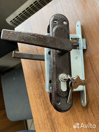 Замок дверной