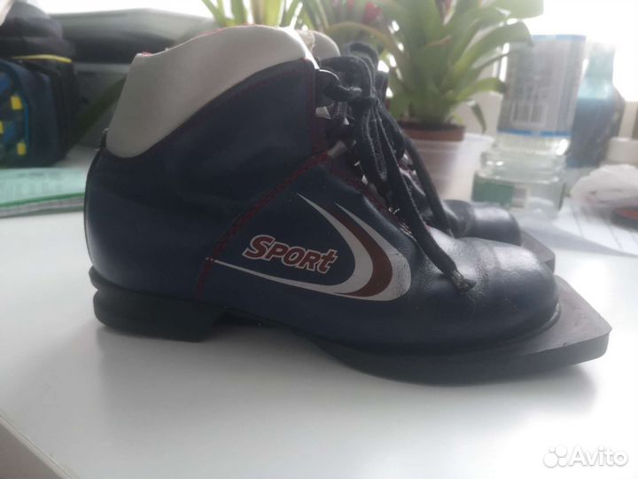 Лыжные ботинки и лыжи