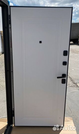 Входная дверь в квартиру коричневая