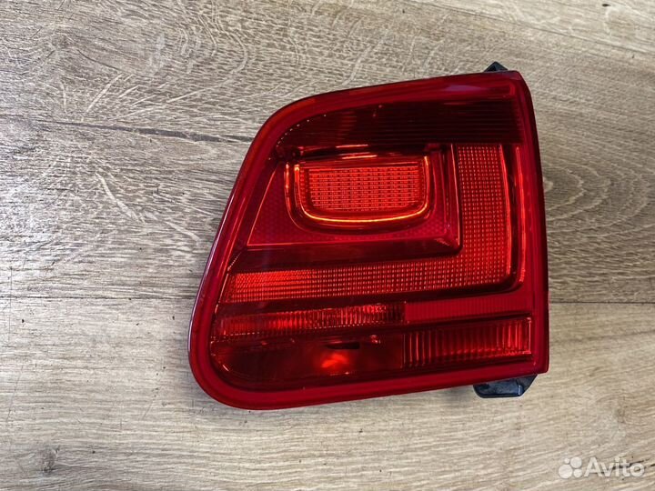 Volkswagen tiguan правый фонарь в крышку багажника