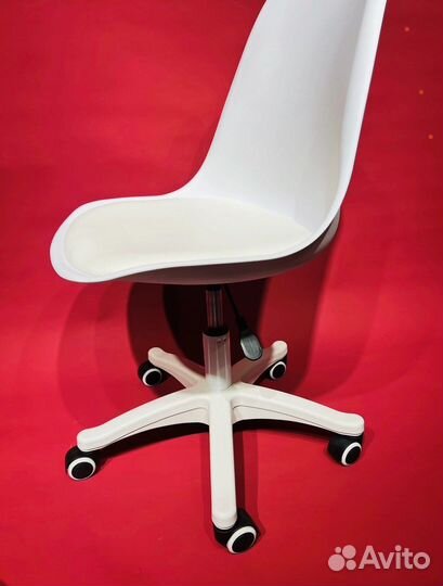 Стул-кресло на колесиках бренда IKEA