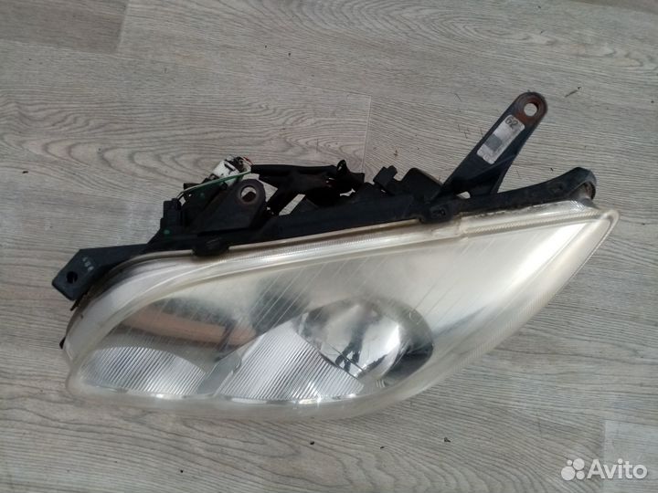 Фара левая для Toyota Avensis II