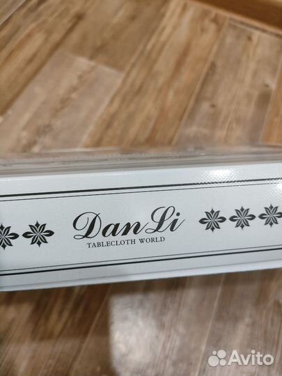 Скатерть 150*220 + салфетки 8 штук новое