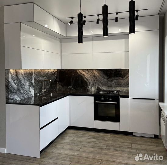 Угловая кухня без ручек