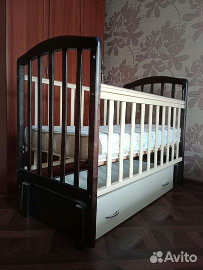 Детская кровать с маятником