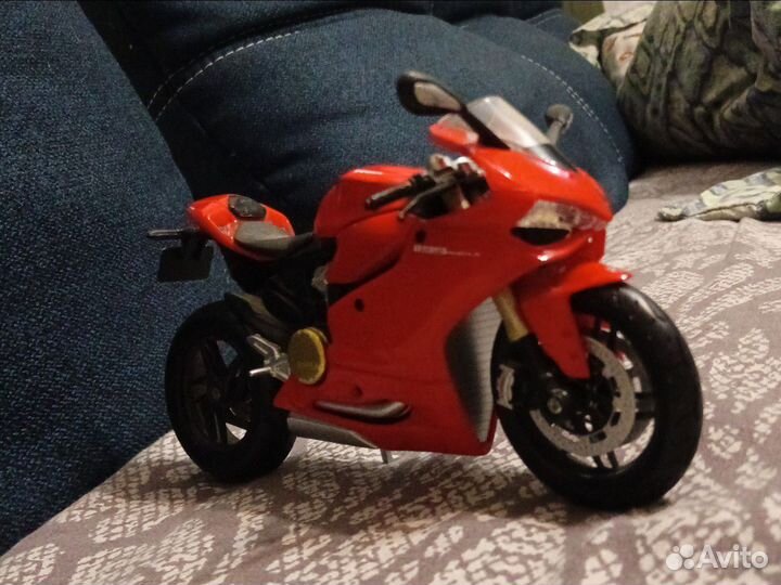 Модель собранного мотоцикла Ducati 1:12