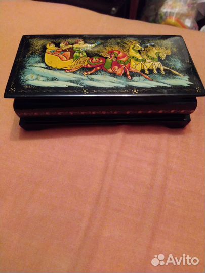 Статуэтки, шкатулка