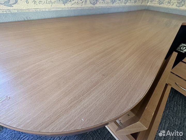 Компьютерный стол с тумбами и полками