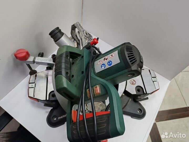 Торцовочная пила Metabo KS 216 M Lasercut