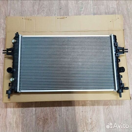 Радиатор охлаждения Opel Astra H, Zafira B