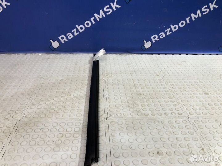 Уплотнитель стекла задний левый Nissan Terrano