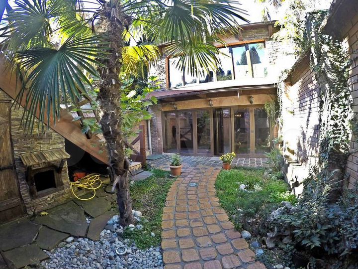 Дом 175 м² на участке 1 сот.