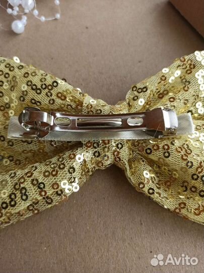 Бант с пайетками на заколке