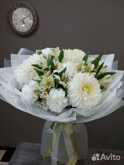 Букет из хризантем с альстромериями