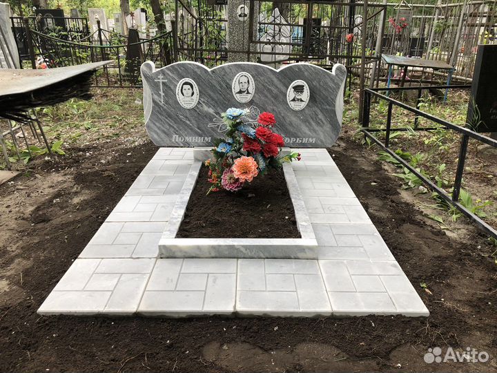 Памятник, тротуарная плитка