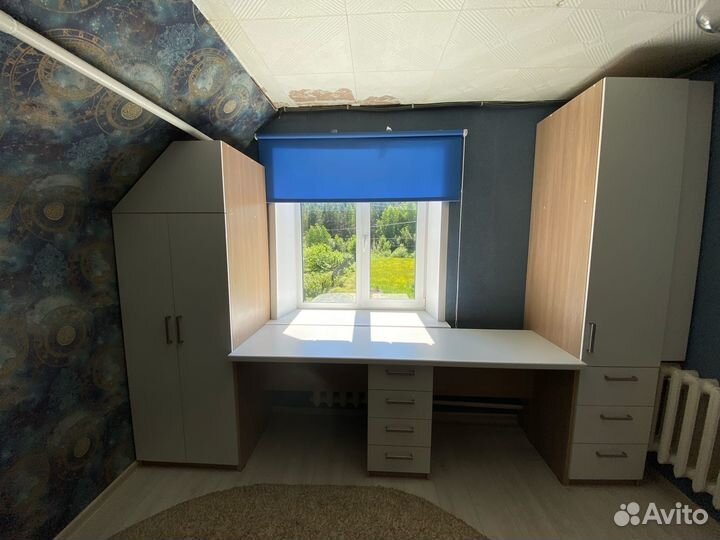 Рабочая зона около окна