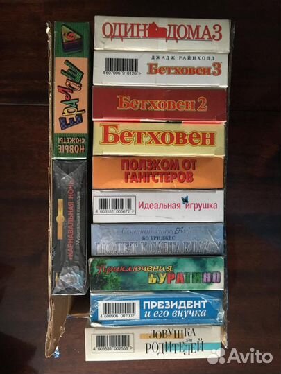 Видеокассеты и диски с фильмами