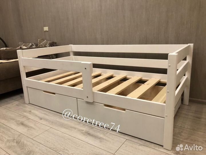 Кровать детская из массива