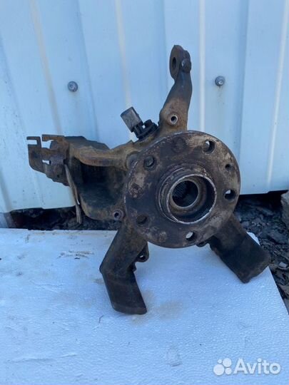 Кулак поворотный передний левый Volkswagen Jetta5