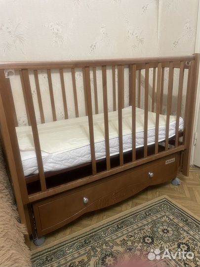 Детская кроватка с универсальным маятником