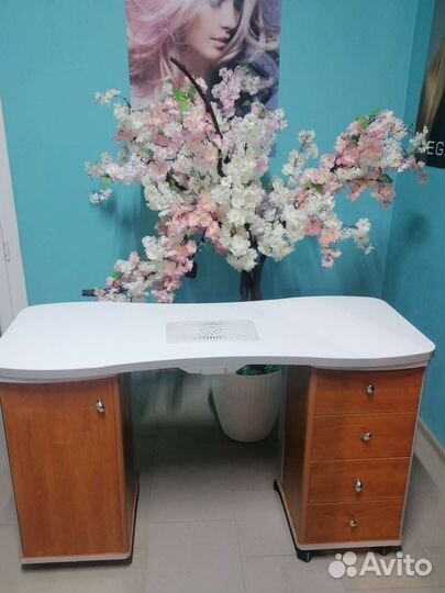 Стол маникюрный с вытяжкой