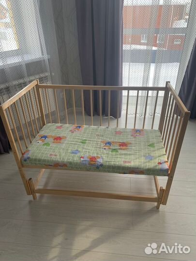 Детская кроватка с маятником