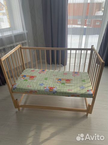 Детская кроватка с маятником