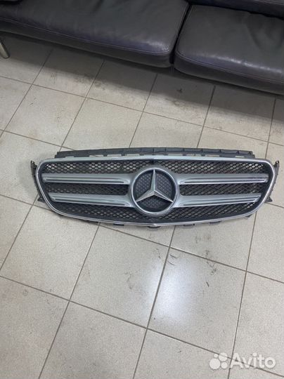 Решетка радиатора и эмблема мерседес