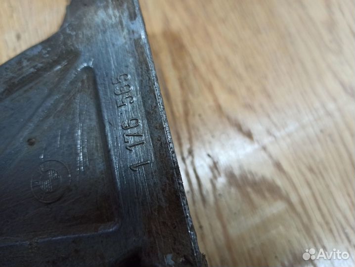 Кронштейн двигателя левый BMW E30