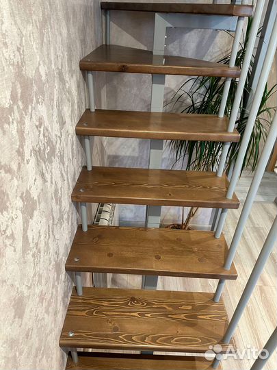 Лестница на второй этаж на металлокаркасе