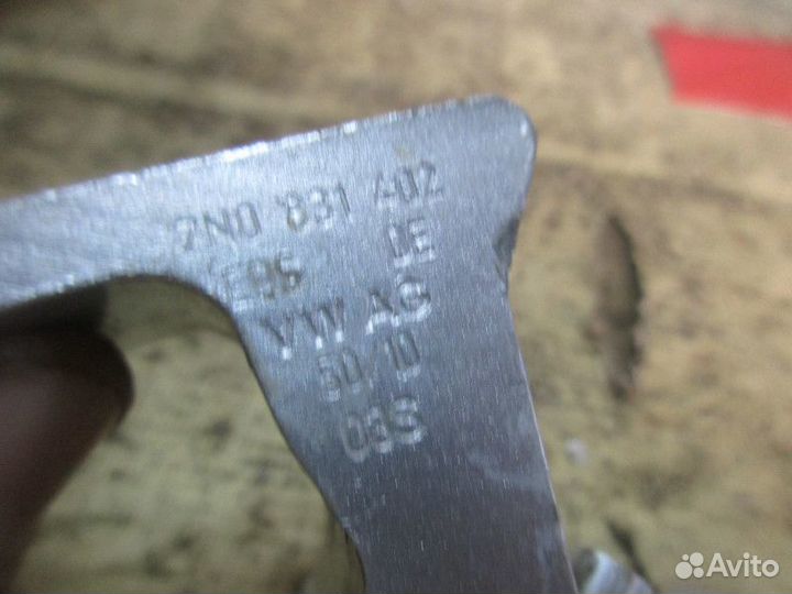 Петля двери задней правой верхняя VW Polo (Sed RUS