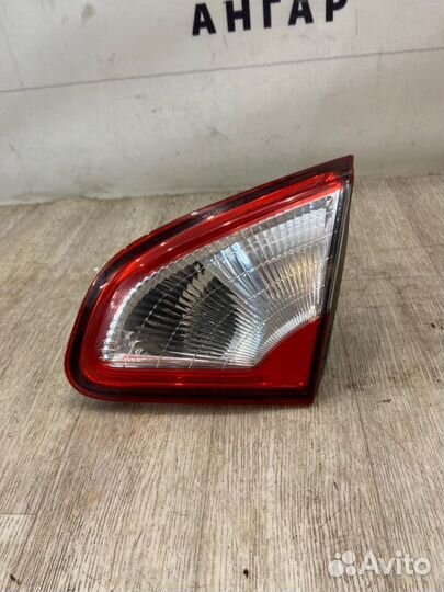 Фонарь в крышку багажника задний правый Nissan