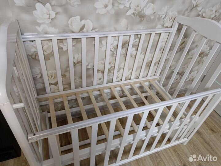 Детская кроватка с маятником (2 вида)