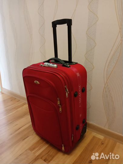 Чемодан красный