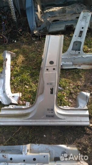 Средняя левая стойка кузова Volkswagen Polo sedan