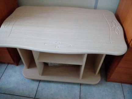 Журнальный столик на колесах