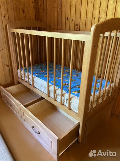 Детская кроватка с маятником и ящиком