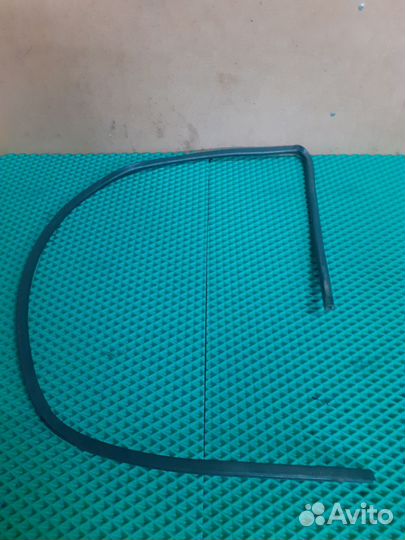 Уплотнитель двери перед прав Toyota Starlet EP85