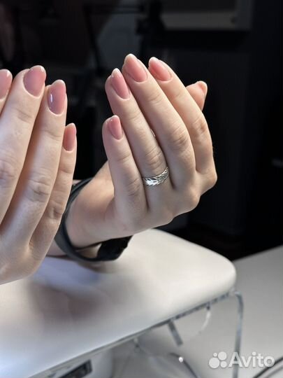 Модель на маникюр с покрытием гель лак в студии