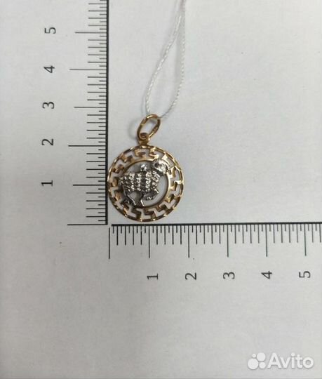 Золотая подвеска с камнем