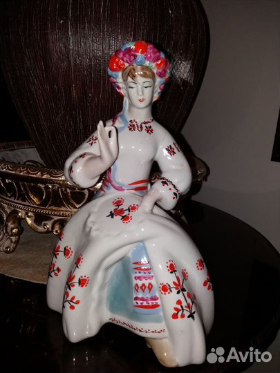 Фарфоровая статуэтка СССР Вышивальщица