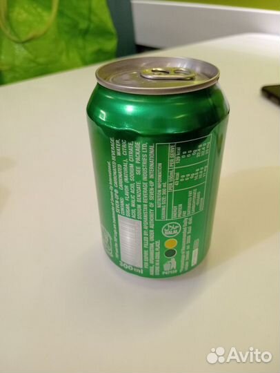 Банка газировки 7up