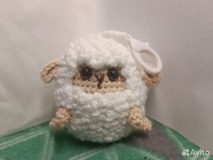 Вязаный брелок овечка